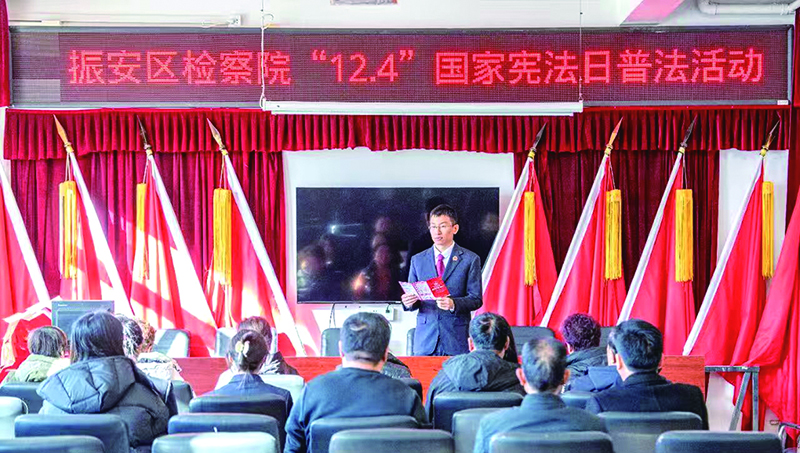 丹東市振安區(qū)人民檢察院檢察官在同興鎮(zhèn)變電村普法1