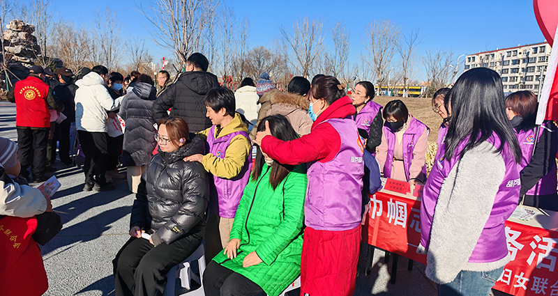 巾幗志愿者給現(xiàn)場群眾進(jìn)行健康按摩