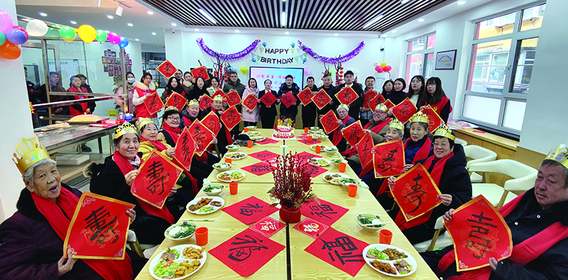 “鄰聚壽星 情滿多?！钡谝黄谏諘男腋：嫌? style=