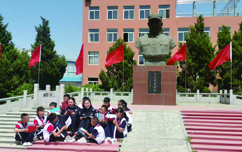 頭題圖，普法志愿者在愛(ài)國(guó)主義教育基地為學(xué)生們普法。