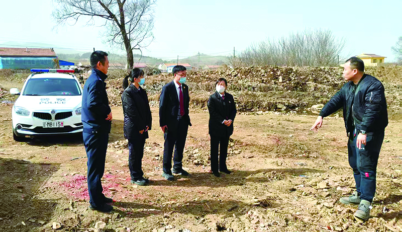 調(diào)查組一行深入非法占用農(nóng)地涉案現(xiàn)場(chǎng)，沿著地塊周邊實(shí)地踏勘，細(xì)致核查土地現(xiàn)狀、范圍及利用情況，為后續(xù)案件辦理夯實(shí)第一手證據(jù)。