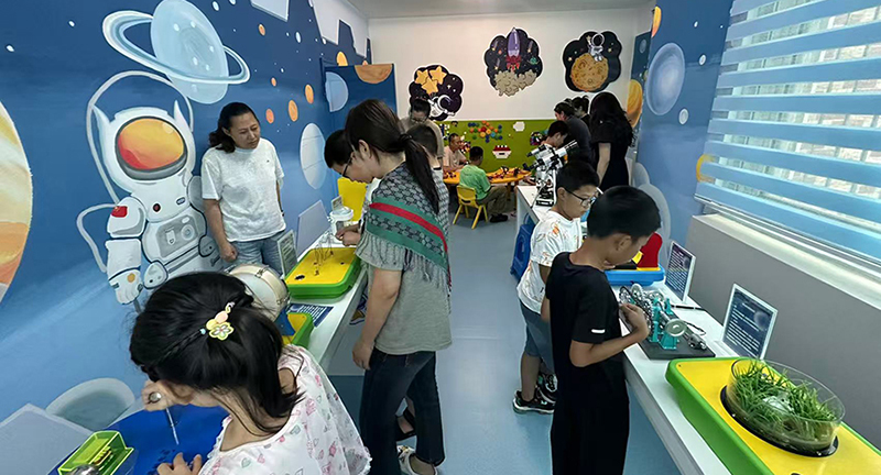 上換圖 振華社區(qū)的兒童科技館讓孩子們在玩耍中學(xué)到知識