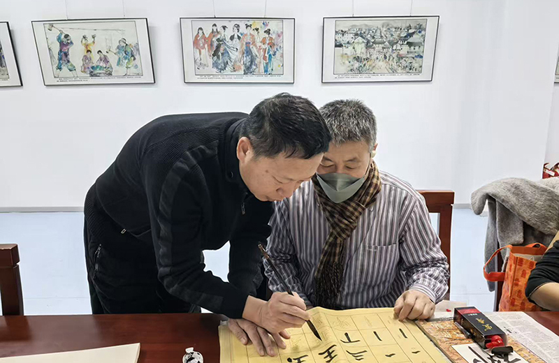 下?lián)Q圖 康橋社區(qū)老友學(xué)堂的書法公益課為老人生活增添樂趣