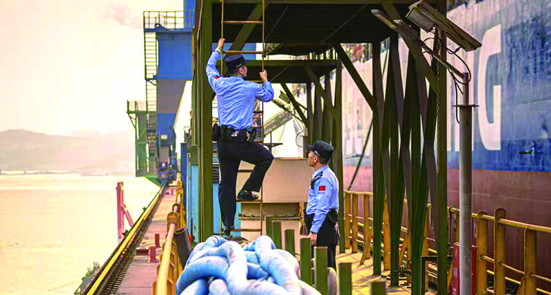遼寧大連邊檢站移民管理警察登輪檢查。