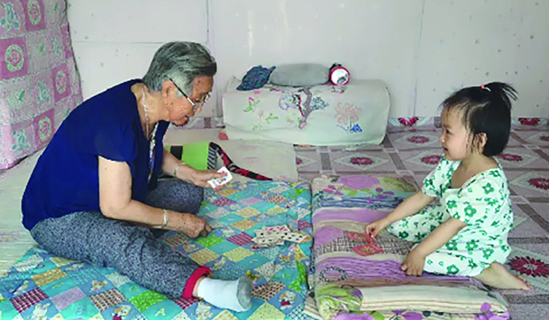 徐家村平安地組一戶四世同堂村民家中的幸福場(chǎng)景