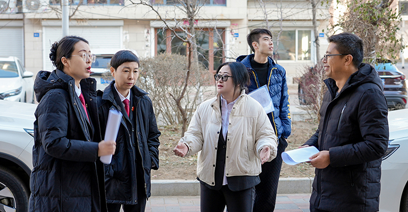 專項(xiàng)調(diào)解團(tuán)隊(duì)在調(diào)解中1