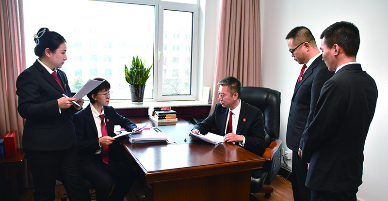 分管院長和刑庭法官、助理們討論研究案件