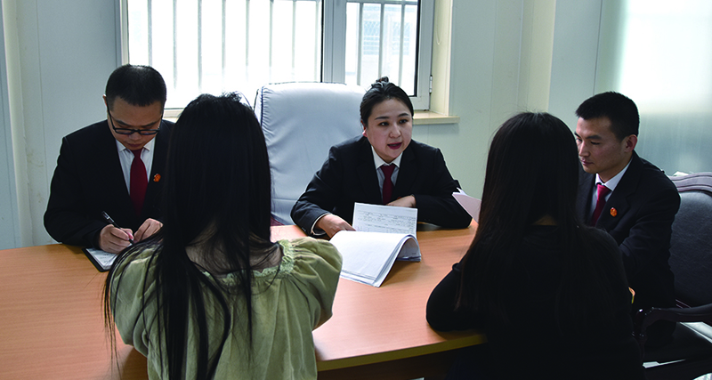 法官與法官助理對當(dāng)事人進(jìn)行糾紛調(diào)解