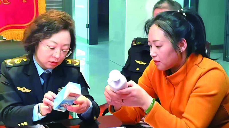 圖為市場監(jiān)管人員檢查化妝品標簽標識