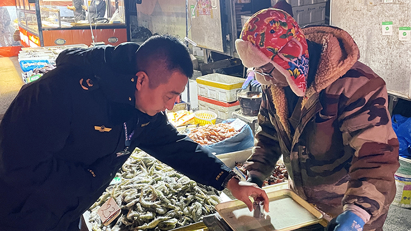 市場(chǎng)監(jiān)管工作人員在檢查計(jì)量器具