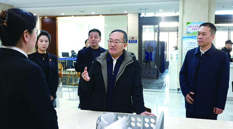 1月7日，省委常委、政法委書記鄭藝在盤錦市中級人民法院訴訟服務大廳與法院工作人員深入交流。 本報記者 孟浩 攝
