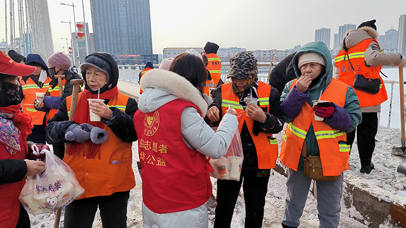 環(huán)衛(wèi)工人喝上了熱乎乎的豆?jié){