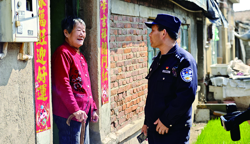 頭題圖，民警在社區(qū)走訪過程中與群眾“嘮家?！? style=