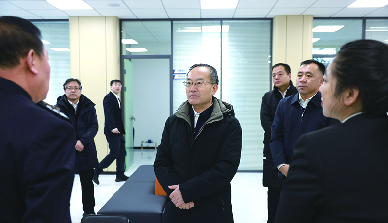 1月13日，省委常委、政法委書記鄭藝（中）在本溪市溪湖區(qū)綜治中心與工作人員深入交流。 本報(bào)記者 孟浩 攝