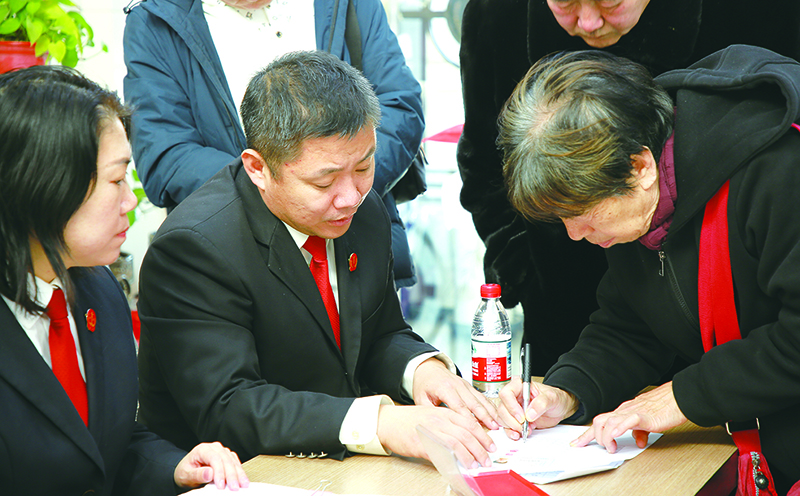 老人現(xiàn)場確認領(lǐng)取旅游款1