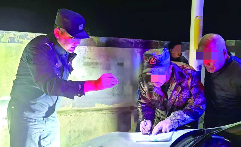 執(zhí)行干警連夜將執(zhí)行款送到農(nóng)民工手中