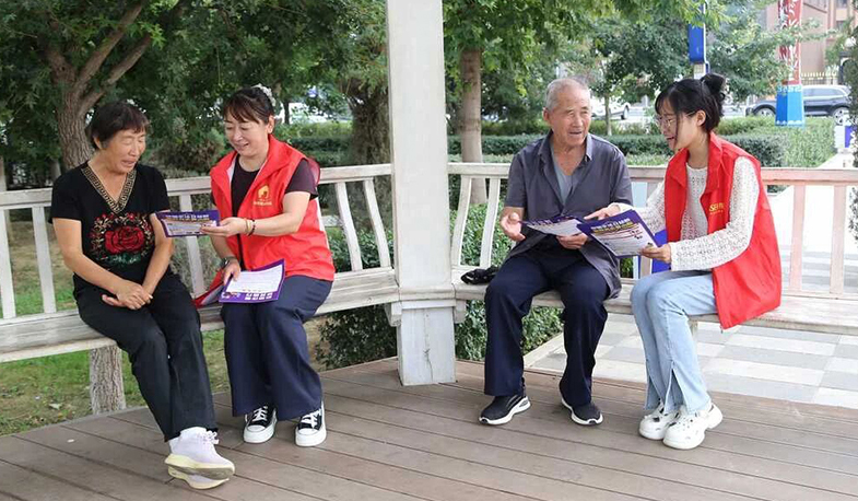 網(wǎng)格員向轄區(qū)居民宣傳反詐知識