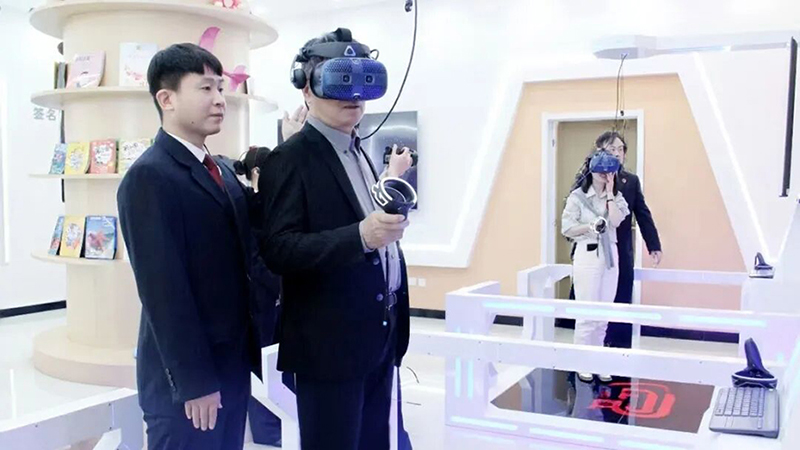 頭題，代表委員在“檢察VR體驗(yàn)區(qū)”感受檢察工作成效