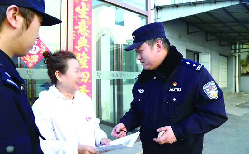 頭題圖，民警為轄區(qū)企業(yè)的外地員工上門(mén)辦理居住證