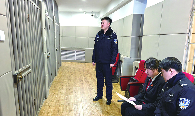 二題圖，執(zhí)行干警對被執(zhí)行人進行釋法明理