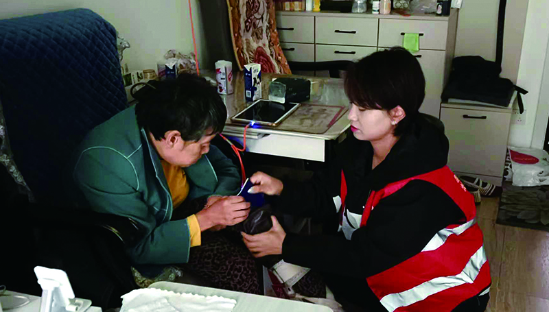 志愿者為老人上門測(cè)量血壓