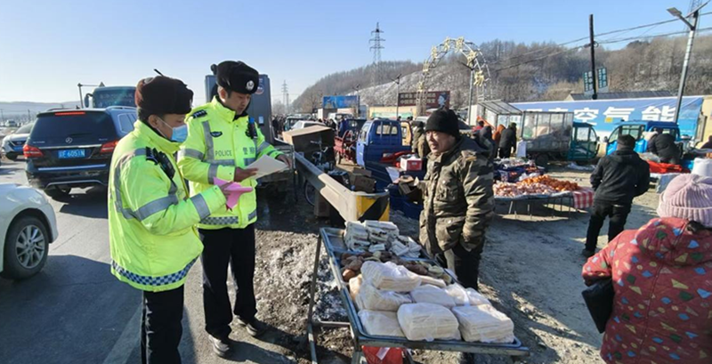 民警在新規(guī)劃的大集里進行普法宣傳