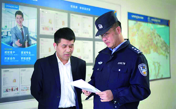 頭題圖，民警走進(jìn)企業(yè)上門開展法治宣傳