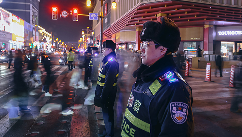 沈陽市公安局沈河分局民警在中街執(zhí)勤。