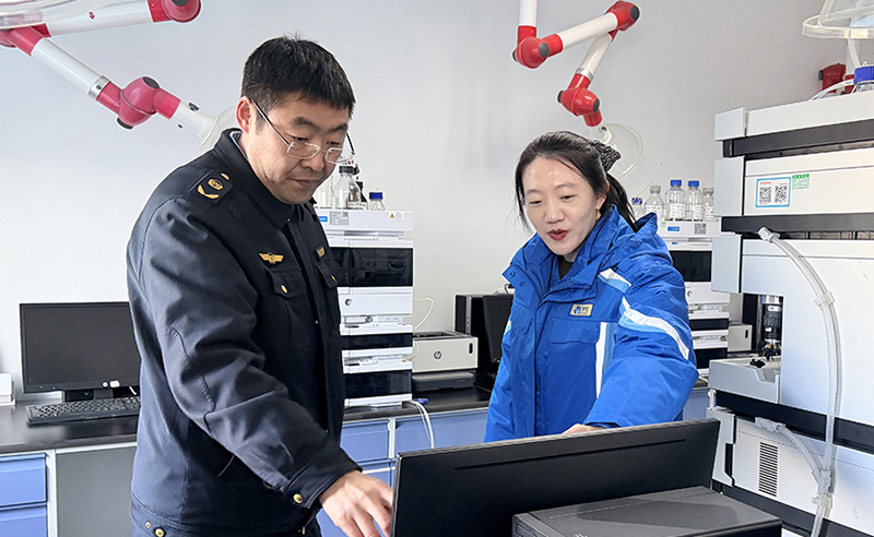 沈陽(yáng)市經(jīng)濟(jì)技術(shù)開(kāi)發(fā)區(qū)生態(tài)環(huán)境分局工作人員對(duì)企業(yè)現(xiàn)場(chǎng)幫扶。