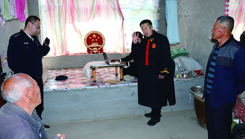 莊稼院里的巡回審判