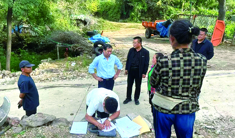 法官現(xiàn)場調(diào)解鄰里土地糾紛