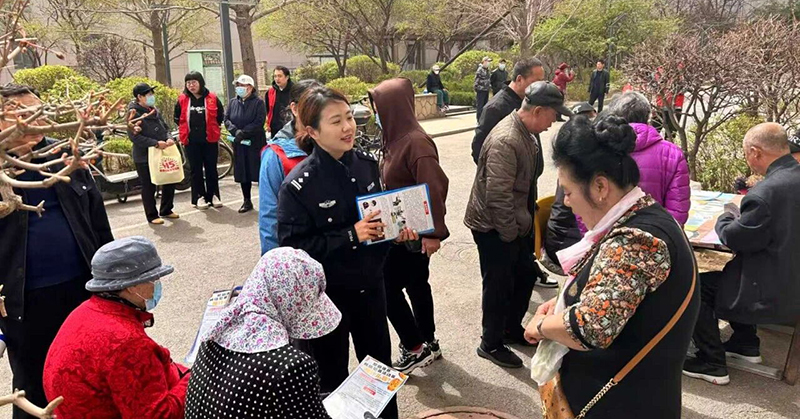 鐘亞婷向社區(qū)居民開展法治宣傳