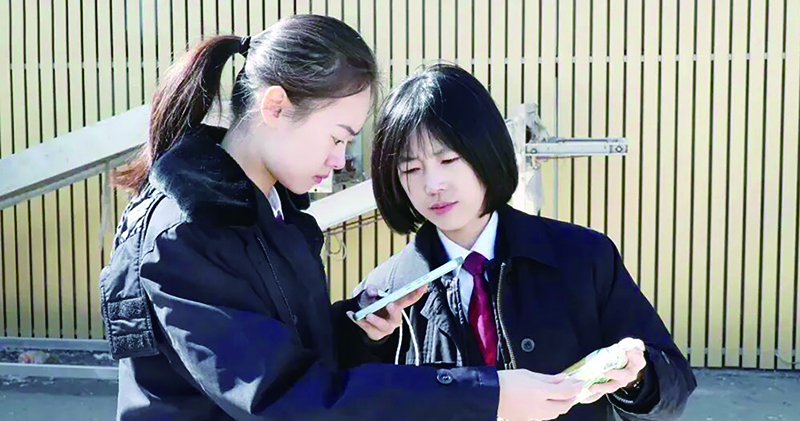 檢察官在掃描農(nóng)產(chǎn)品包裝袋上的二維碼，查看生產(chǎn)地等信息。