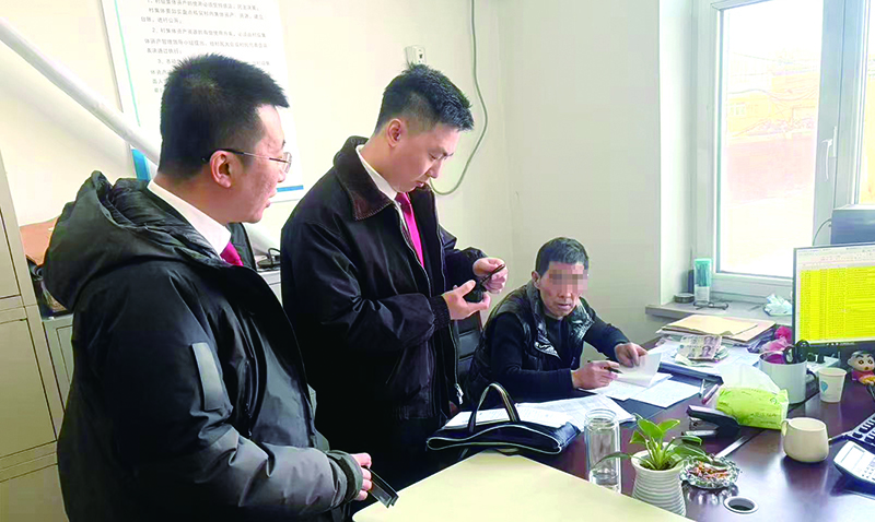 向被人執(zhí)行人釋法（坐著的人打碼）