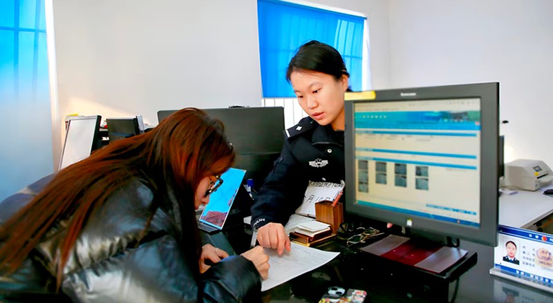 頭題圖，民警指導(dǎo)大學(xué)生填寫表格信息