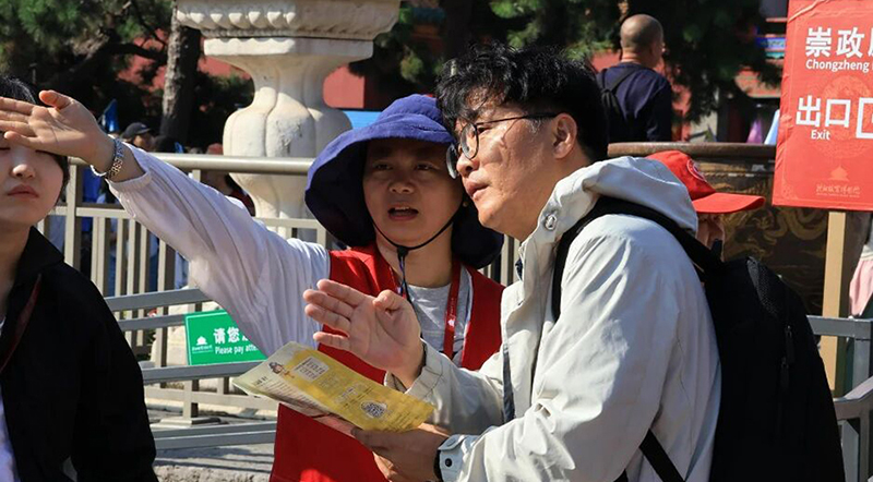 沈陽(yáng)志愿者為游客提供貼心服務(wù)1