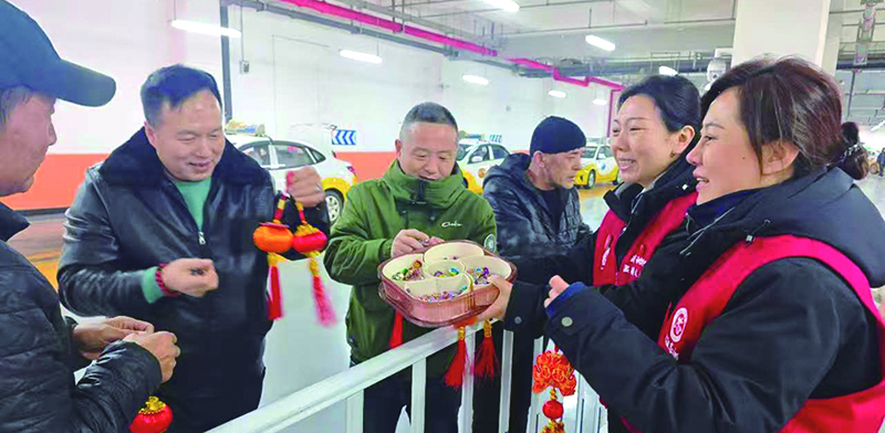 志愿者為出租車司機們送禮品