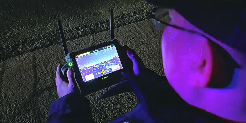 頭題圖，晚上8點，建設派出所副所長趙哲正操控著搭載熱成像設備的無人機進行夜間巡航。