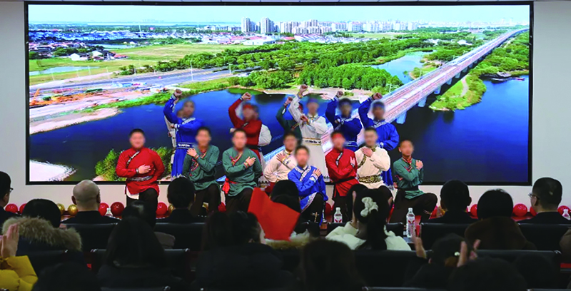 二題圖，文藝表演現(xiàn)場