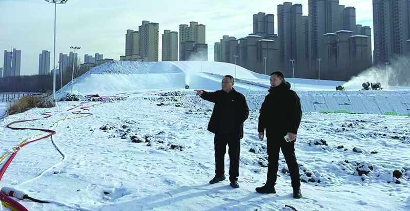 2沈北新區(qū)法院 虎石臺法庭庭長朱闖（左）與溫泉度假中心的項目經(jīng)理共同排查安全隱患