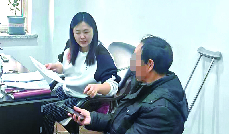 劉津言向老人介紹申請法律援助的流程。