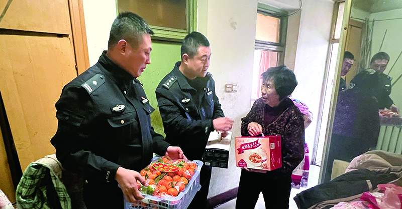 今年春節(jié)，長(zhǎng)勝派出所民警看望李秀云老人