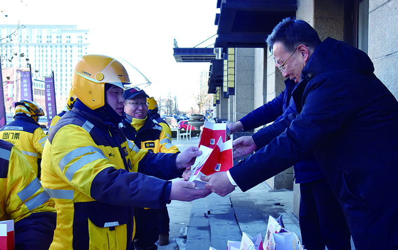 春節(jié)前夕，丹東市委社會工作部聯(lián)合行業(yè)部門走訪慰問新就業(yè)群體2