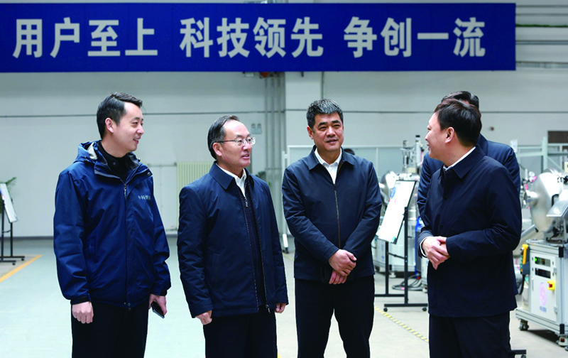 二題圖，3月5日，省委常委、政法委書記鄭藝在遼寧中科博研科技有限公司了解企業(yè)生產(chǎn)情況。 本報(bào)記者 孟浩 攝