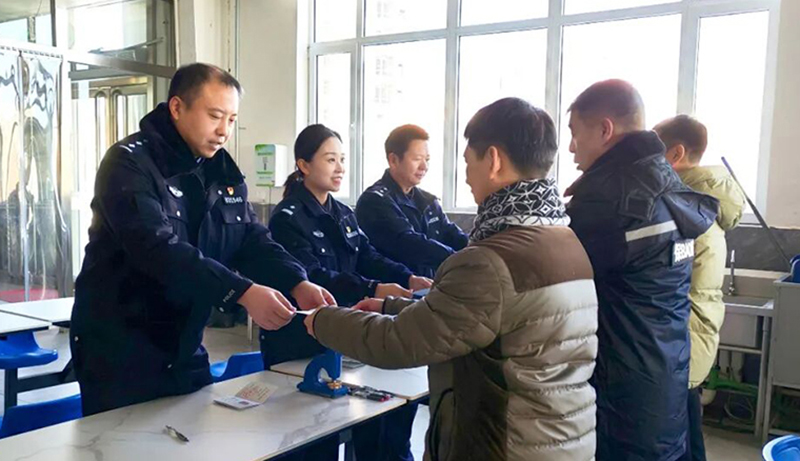 頭題圖，鐵嶺市公安局治安支隊營商大隊民警在遼寧天海電器有限公司開展上門辦理保安員證服務
