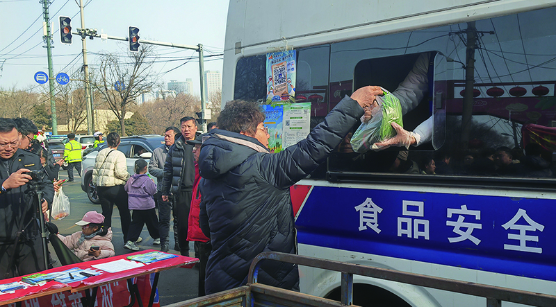 食品安全快速檢測(cè)車(chē)開(kāi)進(jìn)早市