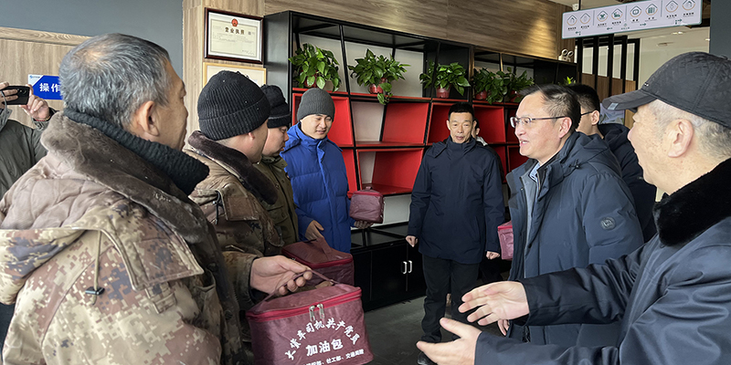 鐵嶺市委社會工作部工作人員在春節(jié)期間慰問大貨車司機。