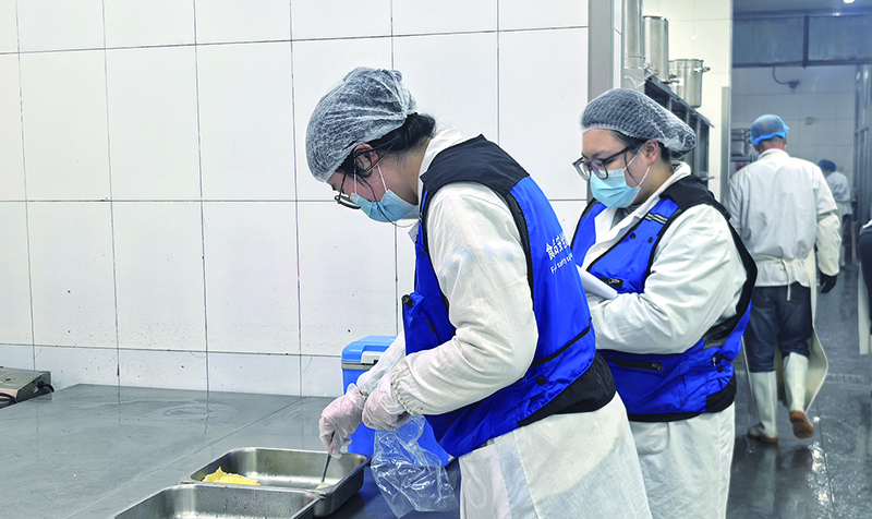 食品快檢操作人員在食堂現(xiàn)場取樣