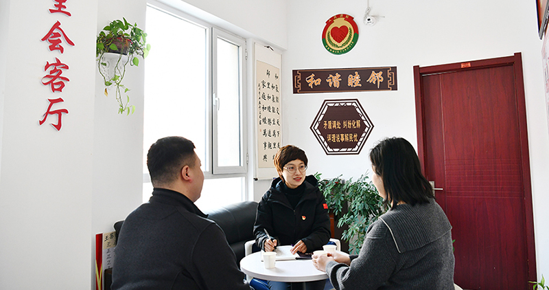 叢琳耐心調(diào)解夫妻矛盾。