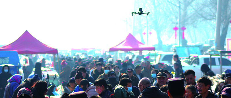 二題圖，3月15日，調(diào)兵山公安利用無人機(jī)在曉明鎮(zhèn)大集開展巡邏防控及反詐防盜宣傳活動。